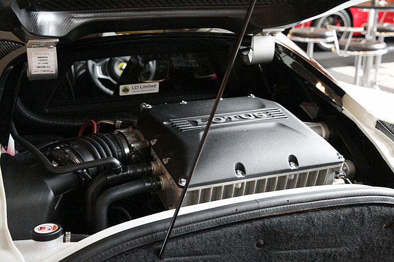 V型6気筒DOHC 3.5リッタースーパーチャージャー付エンジンは最高出力306kW（416PS）/7000rpm、最大トルク420Nm/3500rpm。エンジンの後方に収納スペースを用意