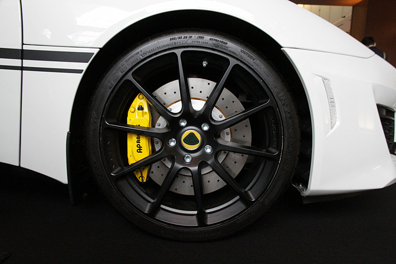 タイヤは前：235/35 ZR19、後：285/30 ZR20のミシュラン「Pilot Super Sport Cup2」