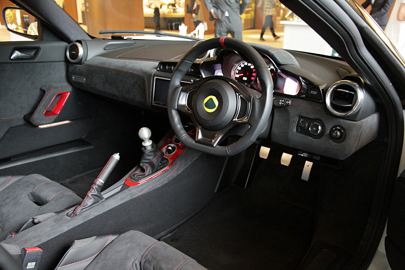 カーボンファイバー・バケットシートを標準装備