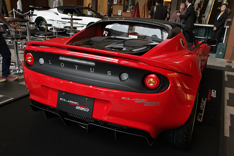 ボディサイズは3800×1720×1130mm（全長×全幅×全高）、ホイールベースは2300mm。車両重量は878kg（数値は本国発表値）