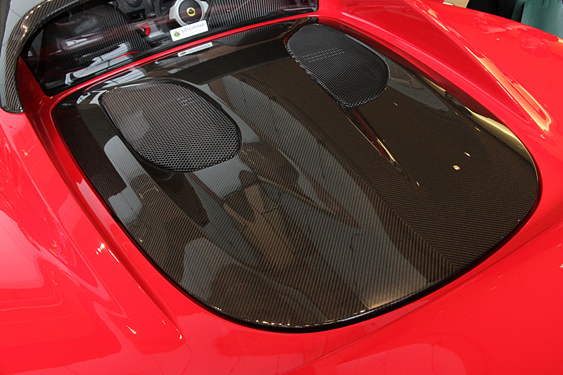 直列4気筒DOHC 1.8リッタースーパーチャージャー付エンジンは最高出力162kW（220PS）/6800rpm、最大トルク250Nm/4600rpm