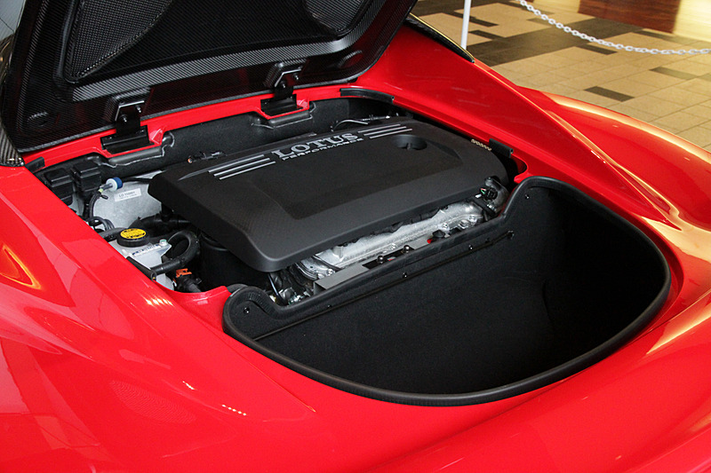 直列4気筒DOHC 1.8リッタースーパーチャージャー付エンジンは最高出力162kW（220PS）/6800rpm、最大トルク250Nm/4600rpm