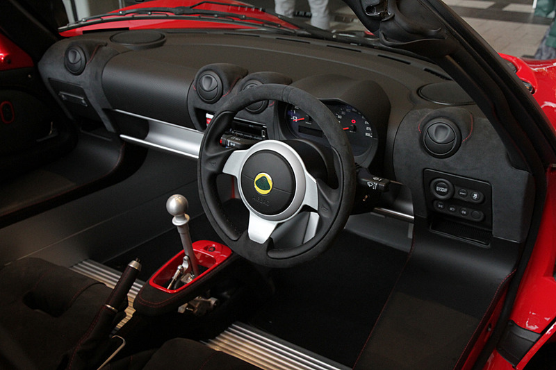 カーボンファイバー・バケットシートを標準装備