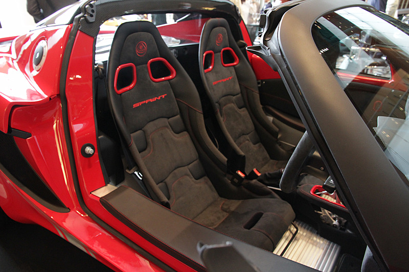 カーボンファイバー・バケットシートを標準装備
