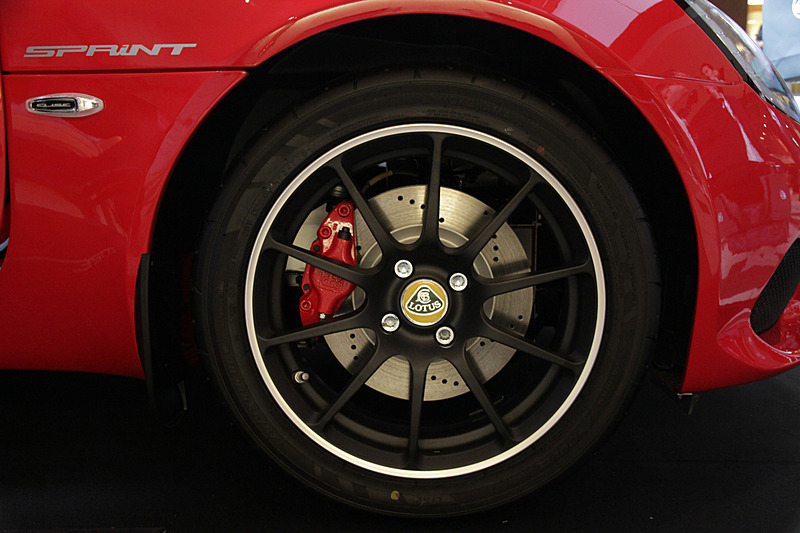 タイヤは前：175/55 ZR16、後：225/45 ZR17の横浜ゴム「ADVAN NEOVA AD07」