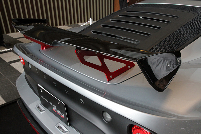 ボディサイズは4080×1800×1130mm（全長×全幅×全高）、ホイールベースは2370mm。車両重量は6速MT車が1110kg、6速AT車が1121kg