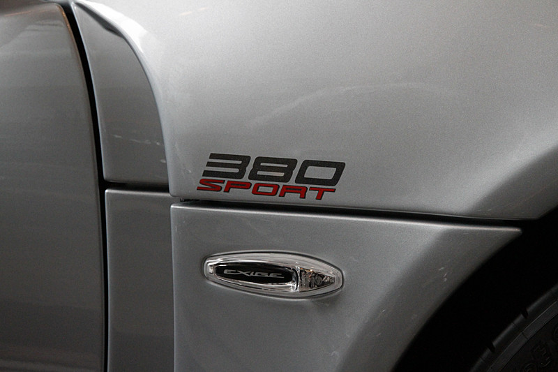 ボディサイズは4080×1800×1130mm（全長×全幅×全高）、ホイールベースは2370mm。車両重量は6速MT車が1110kg、6速AT車が1121kg