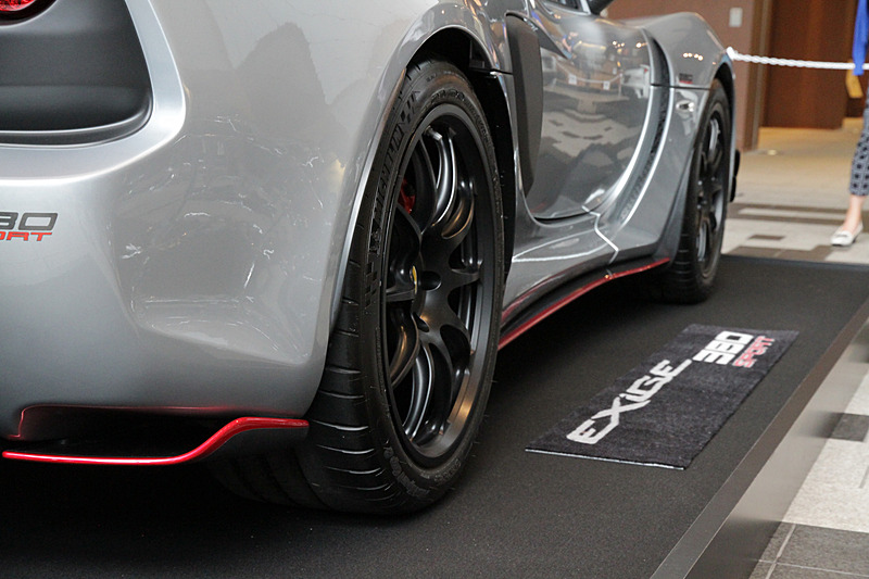 タイヤは前：215/45 ZR17、後：265/35 ZR18のミシュラン「Pilot Super Sport Cup2」