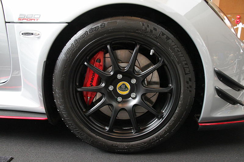 タイヤは前：215/45 ZR17、後：265/35 ZR18のミシュラン「Pilot Super Sport Cup2」