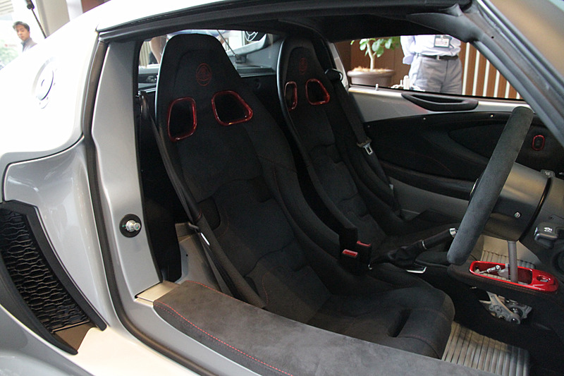 アルカンターラ表皮のバケットシートを標準装備