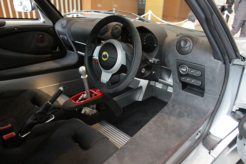 アルカンターラ表皮のバケットシートを標準装備