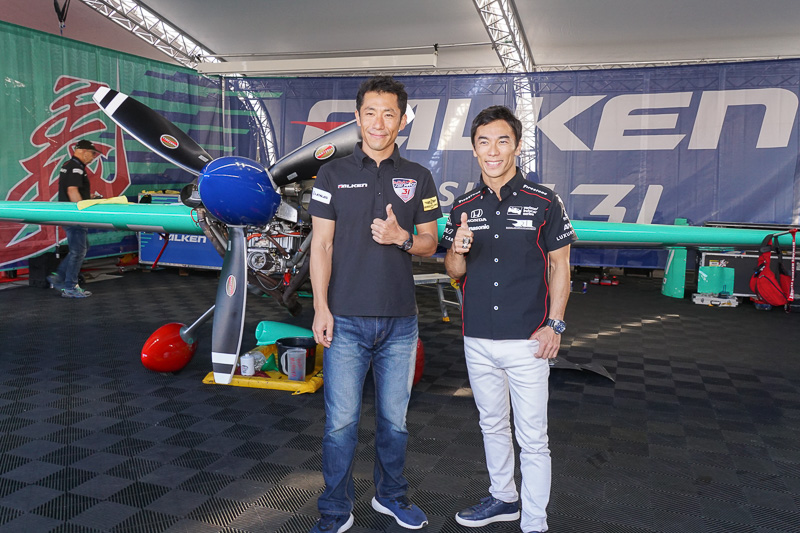 室屋義秀選手（No.31 チーム ファルケン）と握手を交わすインディ500ウィナー佐藤琢磨選手