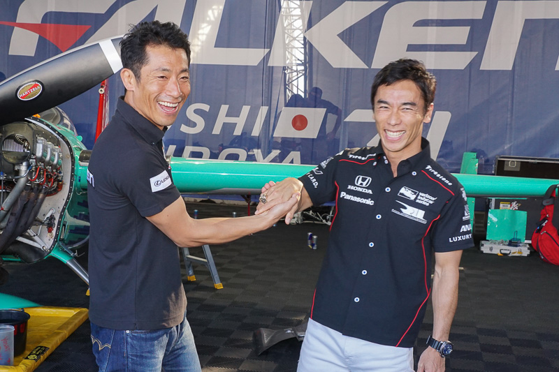 室屋選手と和やかに握手を交わす佐藤選手