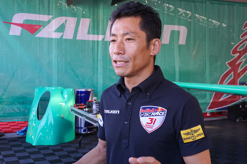 予選前に報道陣のインタビューに答える室屋選手