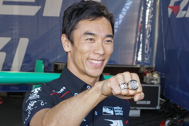 インディ500優勝記念のリングを見せる佐藤選手