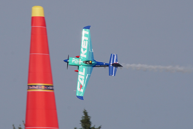 予選飛行中の室屋義秀選手（No.31 チーム ファルケン）