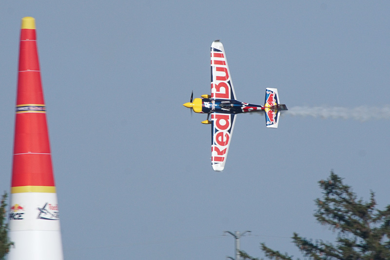 予選飛行中のマルティン・ソンカ選手（No.8 レッドブルチーム ソンカ）。決勝「Round of 14」で室屋選手と対戦