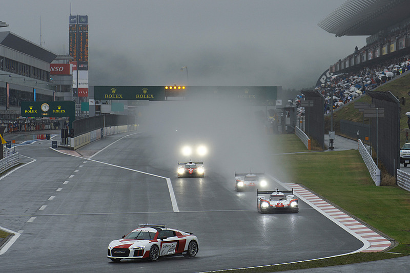 雨のためセーフティカースタートとなった