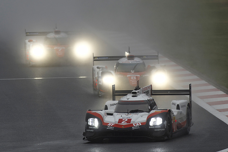 2台のトヨタ勢が、ポールスタートの2号車 ポルシェ 919 ハイブリッド（ティモ・ベルンハルト/アール・バンバー/ブレンドン・ハートレー組）に迫る