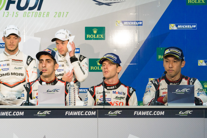 総合優勝した8号車 トヨタ TS050 - ハイブリッド（セバスチャン・ブエミ/アンソニー・デビットソン/中嶋一貴組）のクルー