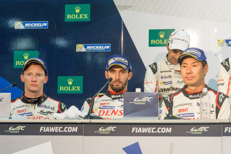 総合2位となった7号車 トヨタ TS050 - ハイブリッド（マイク・コンウェイ/小林可夢偉/ホセ・マリア・ロペス組）のクルー