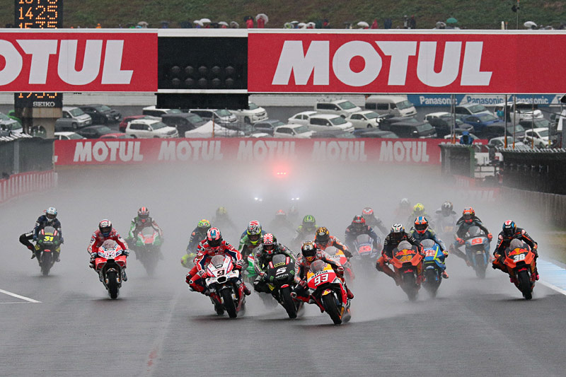 雨が降り続くヘビーウェットのコンディションのなかスタートした