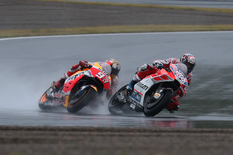 最終ラップ、最終コーナーの争い。ドヴィツィオーゾ選手がこの前の90度コーナーから前に出ていたが……