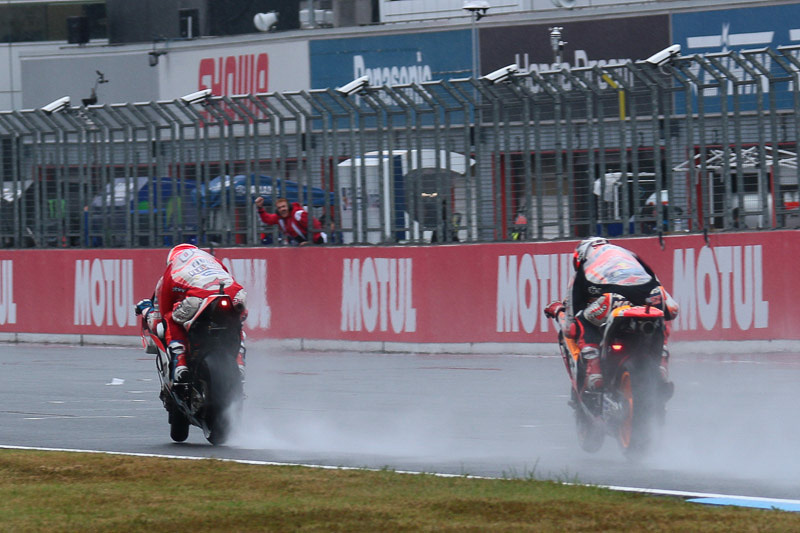 かと思いきや、外側にはらんだマルケス選手の内側をドヴィツィオーゾ選手が差し、勝負あり