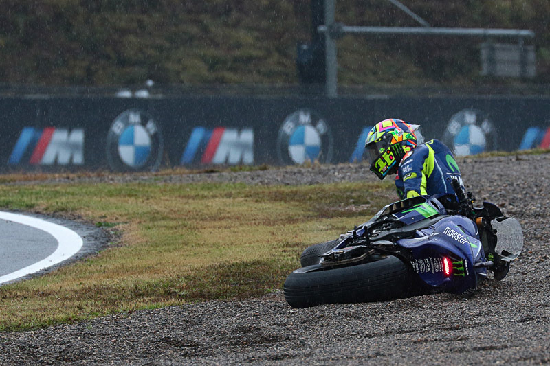 序盤、S字コーナーで転倒を喫しリタイアとなったバレンティーノ・ロッシ選手（Movistar Yamaha MotoGP）。今回の日本グランプリではいいところがなかった