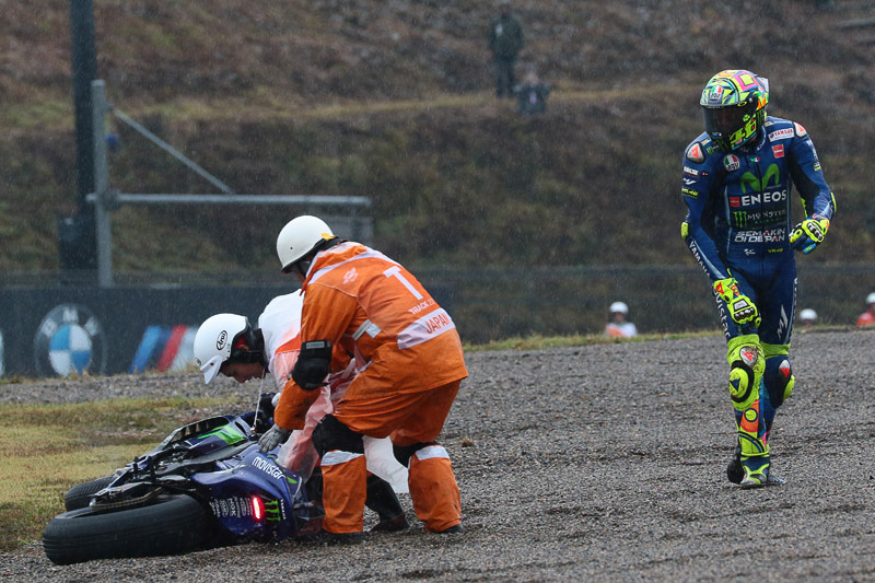 序盤、S字コーナーで転倒を喫しリタイアとなったバレンティーノ・ロッシ選手（Movistar Yamaha MotoGP）。今回の日本グランプリではいいところがなかった