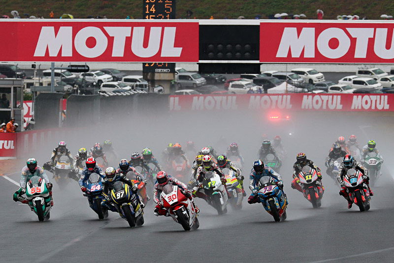 Moto2のスタート。ポールポジションの中上選手はベストなスタートを決めるが……