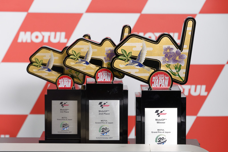 ポディウムの3人に手渡された漆塗りのトロフィー