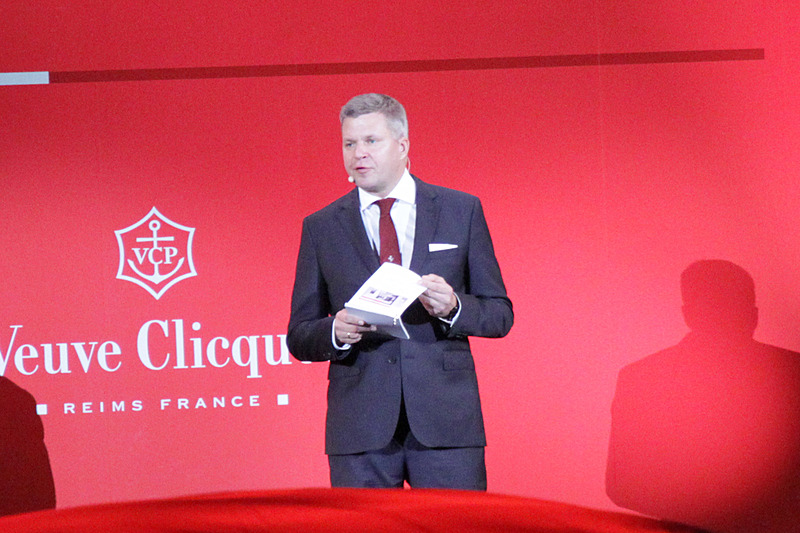 フェラーリの70年の歴史と歴代の車両と、今回お披露目となったラ・フェラーリ Apertaを紹介した フェラーリ極東・中東エリア統括CEO ディーター・クネヒネル氏