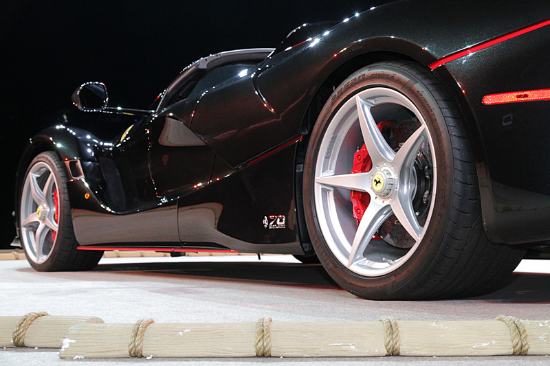 タイヤサイズは前：265/30 ZR19、後：345/30 ZR20を装着