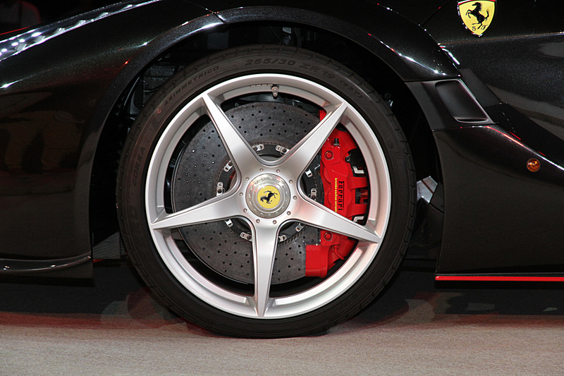 タイヤサイズは前：265/30 ZR19、後：345/30 ZR20を装着