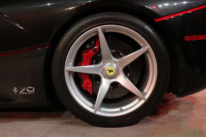 タイヤサイズは前：265/30 ZR19、後：345/30 ZR20を装着