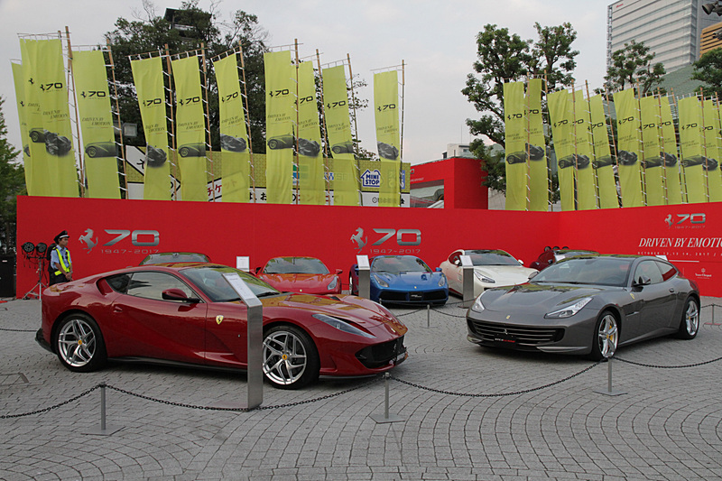 両国駅のホームからも見える国技館の側面に併設された展示スペースには現行のラインアップ車両を展示