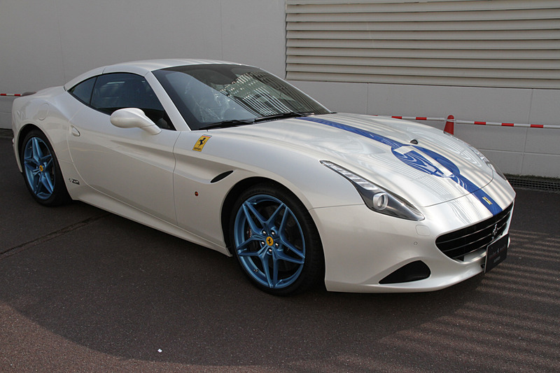 デザイン番号#33「"The Surtees"サーティース」（車両：F12 ベルリネッタ）。F1車両「158」をドライブして1964年の世界選手権タイトルを獲得し、レーシング界のレジェンドとなったジョン・サーティース。このカラーリングは実際に米国とメキシコのレースに出場したときの「158 F1（1964年）」デザインから着想された