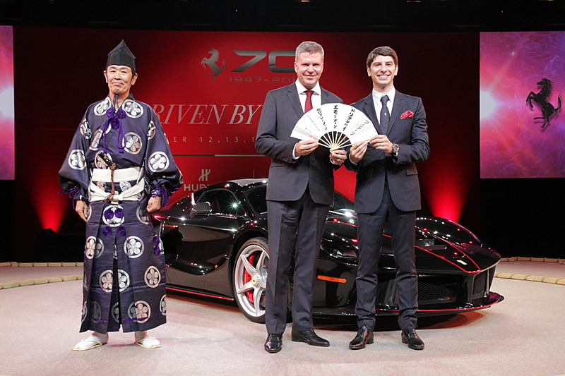 大相撲さながら、太鼓と呼び出しによるアンベールセレモニーが行なわれ、大相撲の元・行司 34代 木村庄之助氏がステージに登壇。「フェラーリ ドリブンバイ エモーション セレブレーション」と筆文字で書かれた扇子が手渡された