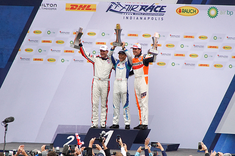 トロフィーを手に優勝を喜ぶ室屋選手（中央）