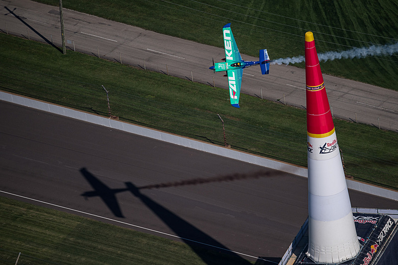 レッドブル・エアレース第8戦インディアナポリスを制した室屋選手（写真提供：Joerg Mitter / Red Bull Content Pool）