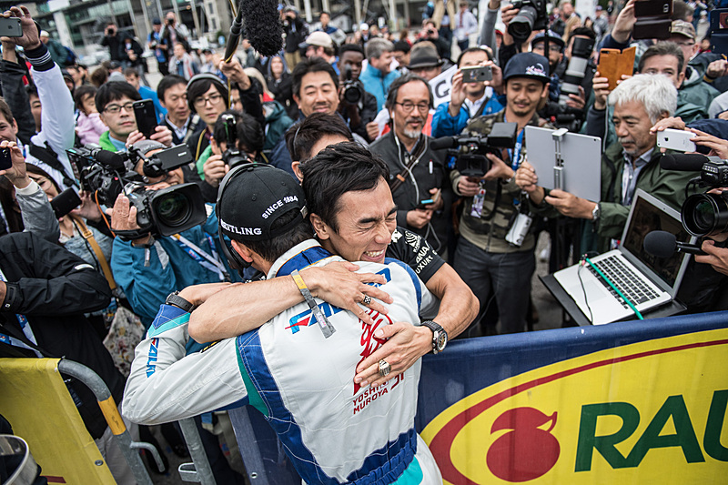 佐藤選手が室屋選手を祝福（写真提供：Joerg Mitter / Red Bull Content Pool）