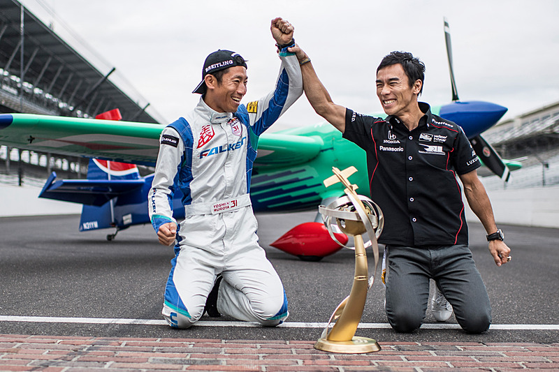 室屋義秀選手（左）と佐藤琢磨選手（右）。手前に見えるレンガが「ヤード・オブ・ブリックス」（写真提供：Joerg Mitter / Red Bull Content Pool）