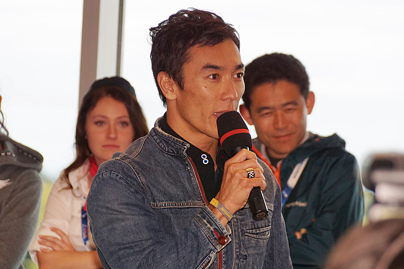 会見の質疑応答で室屋選手に対して、福島に関する質問を英語で投げかける佐藤琢磨選手