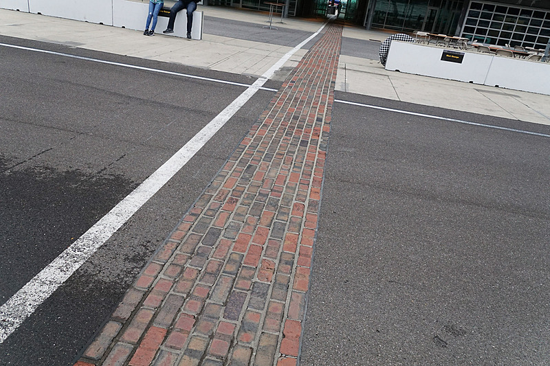 スタートラインに古くからのレンガが1ヤード残っている