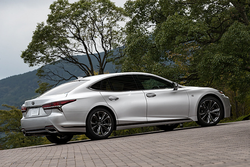 LS500 “F SPORT”。ボディカラーはソニックシルバー