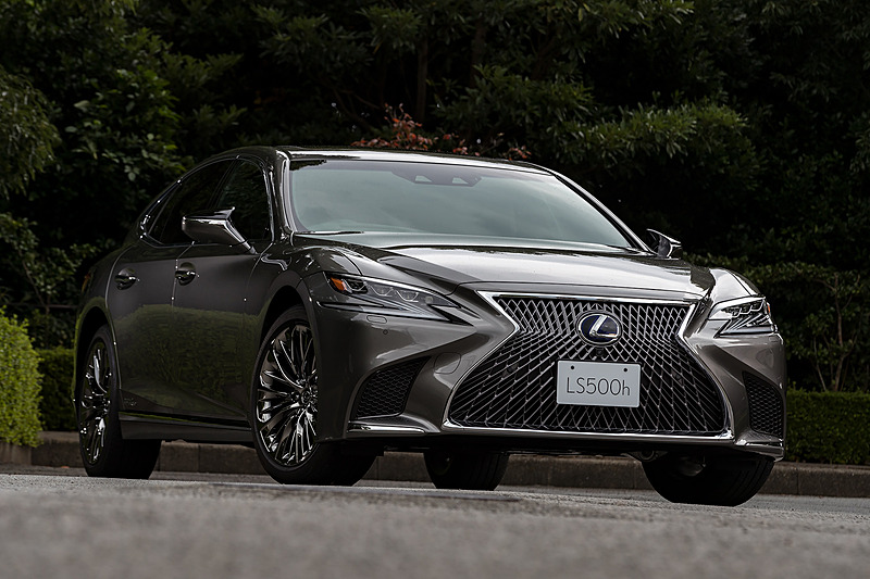 撮影車両は“EXECUTIVE”。ボディカラーはマンガンラスター。細部写真はボディカラーの異なるモデルも使用している