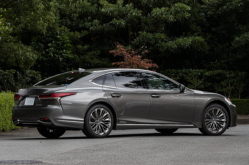 撮影車両は“EXECUTIVE”。ボディカラーはマンガンラスター。細部写真はボディカラーの異なるモデルも使用している