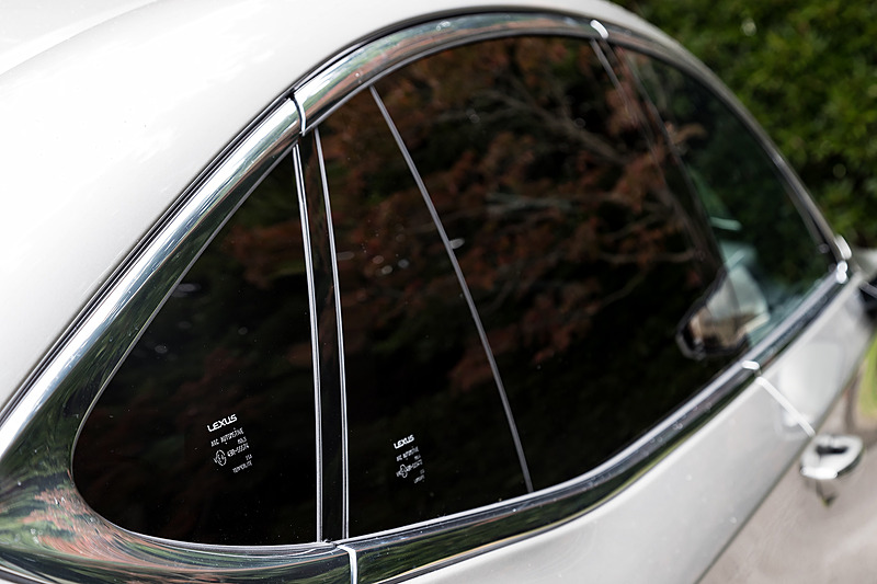 ウィンドウとモールの段差を極限まで小さくすることで風切り音を低減