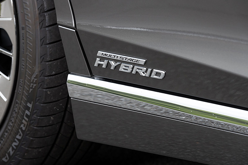リアフェンダー前にハイブリッドのバッヂが付く